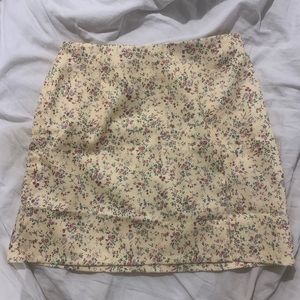 🤎 4/$18 Size Xs Floral Yellow Mini Skirt w Slit